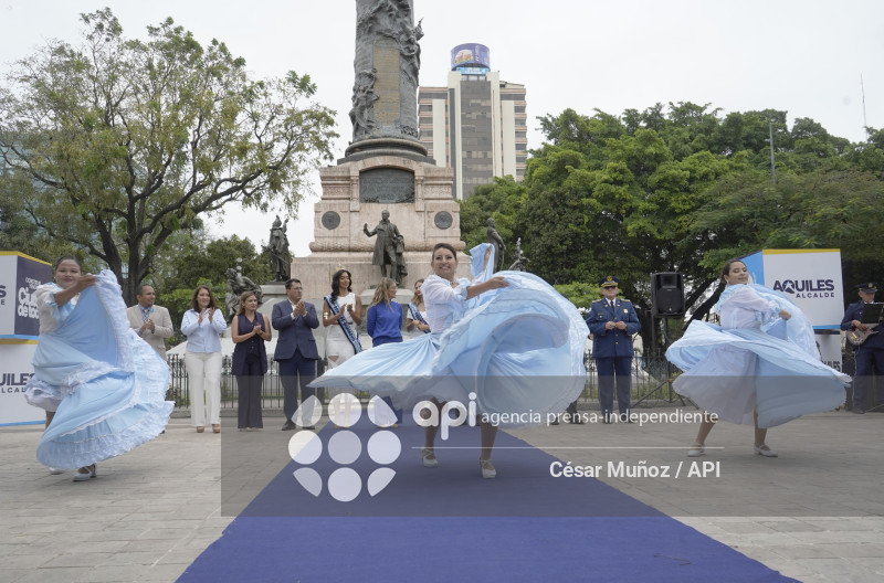 GYE-DESFILE ESTUDIANTIL