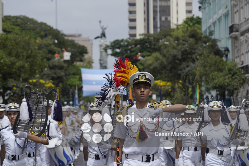 GYE-DESFILE ESTUDIANTIL