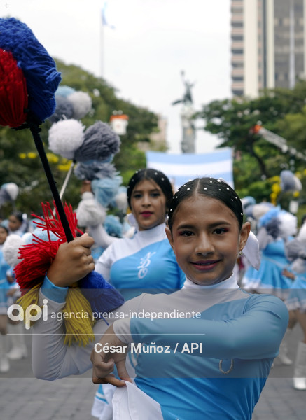 GYE-DESFILE ESTUDIANTIL