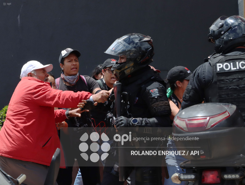 PROTESTA CONTRA NOBOA ARBOLITO
