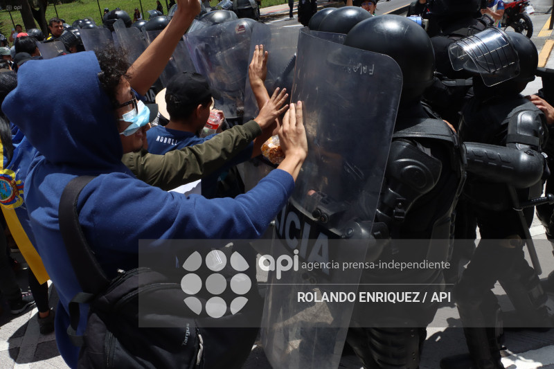 PROTESTA CONTRA NOBOA ARBOLITO