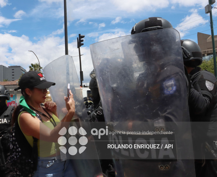 PROTESTA CONTRA NOBOA ARBOLITO