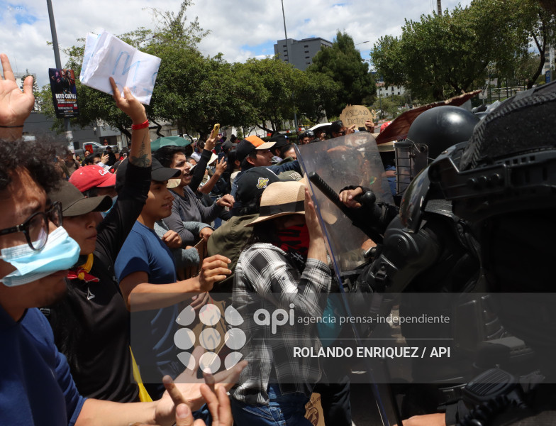 PROTESTA CONTRA NOBOA ARBOLITO