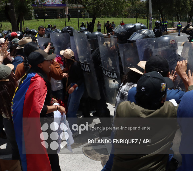 PROTESTA CONTRA NOBOA ARBOLITO
