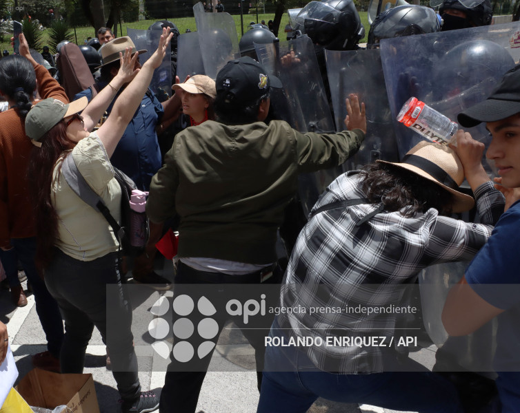 PROTESTA CONTRA NOBOA ARBOLITO