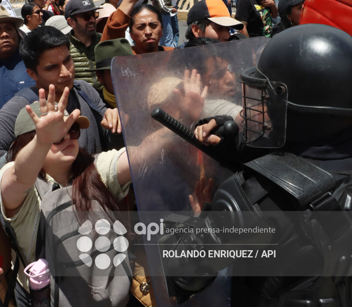 PROTESTA CONTRA NOBOA ARBOLITO