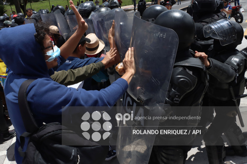 PROTESTA CONTRA NOBOA ARBOLITO