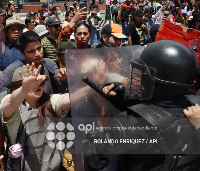 PROTESTA CONTRA NOBOA ARBOLITO