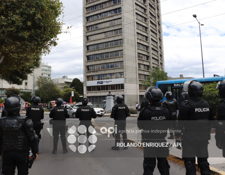 PROTESTA CONTRA NOBOA ARBOLITO