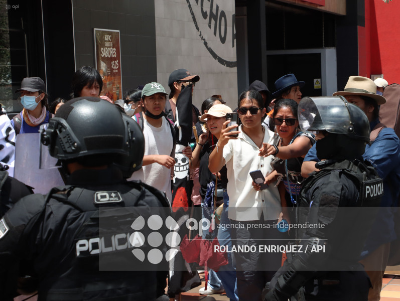 PROTESTA CONTRA NOBOA ARBOLITO