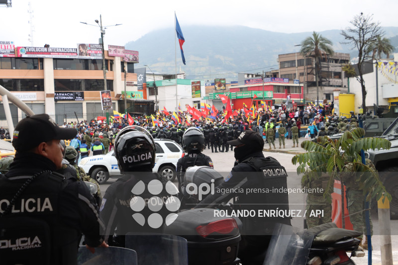 UIO MARCHA  MOVIMIENTOS SOCIALES