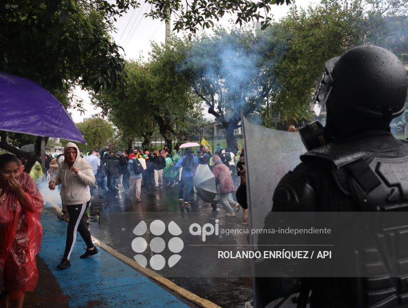 UIO MARCHA  MOVIMIENTOS SOCIALES