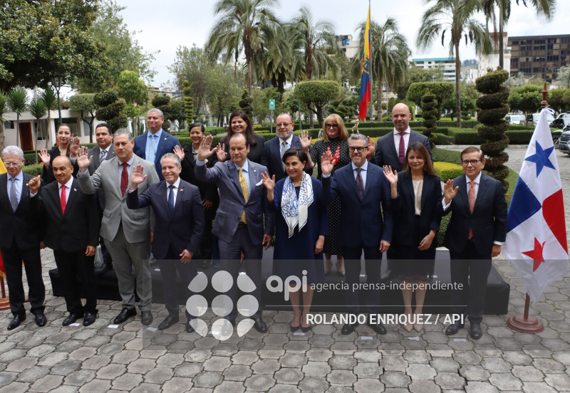 CONSULTAS POLITICAS ECUADOR Y PANAMA