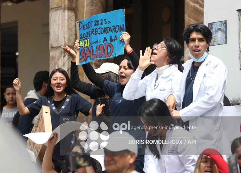 CUENCA-MARCHA-SOS-HOSPITAL VICENTE CORRAL MOSCOSO
