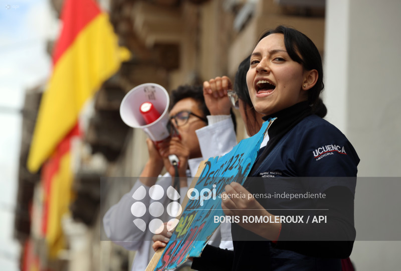 CUENCA-MARCHA-SOS-HOSPITAL VICENTE CORRAL MOSCOSO