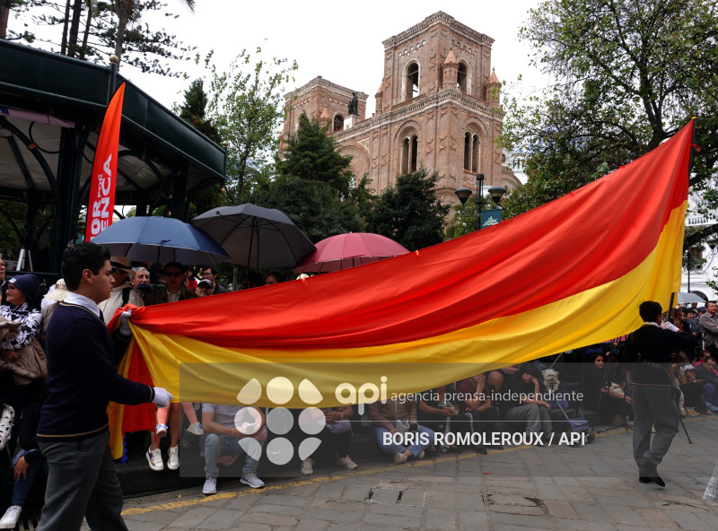 CUENCA-DESFILE ESTUDIANTIL-INDEPENDENCIA 205 AÑOS