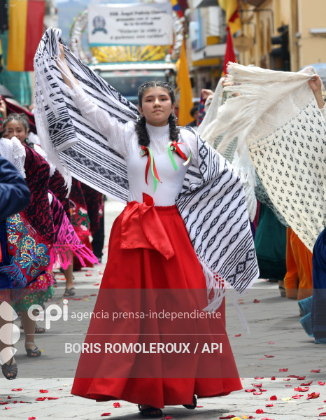 CUENCA-DESFILE ESTUDIANTIL-INDEPENDENCIA 205 AÑOS