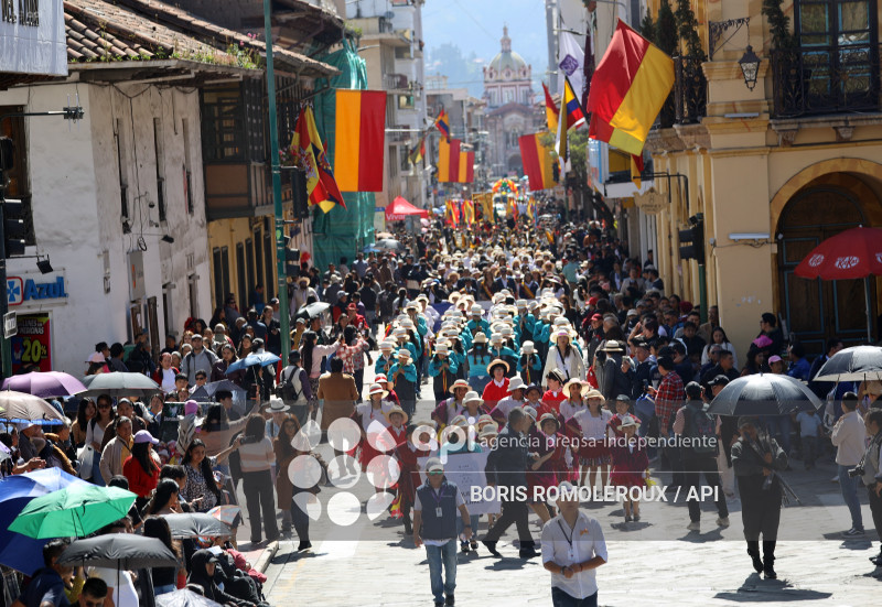 CUENCA-DESFILE ESTUDIANTIL-INDEPENDENCIA 205 AÑOS