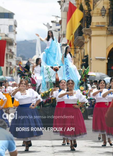 CUENCA-DESFILE ESTUDIANTIL-INDEPENDENCIA 205 AÑOS
