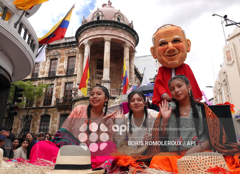 CUENCA-DESFILE ESTUDIANTIL-INDEPENDENCIA 205 AÑOS