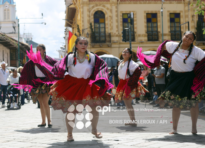 CUENCA-DESFILE ESTUDIANTIL-INDEPENDENCIA 205 AÑOS