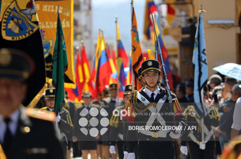 CUENCA-DESFILE ESTUDIANTIL-INDEPENDENCIA 205 AÑOS