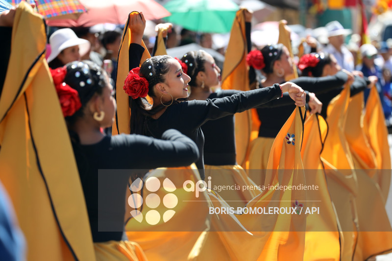 CUENCA-DESFILE ESTUDIANTIL-INDEPENDENCIA 205 AÑOS