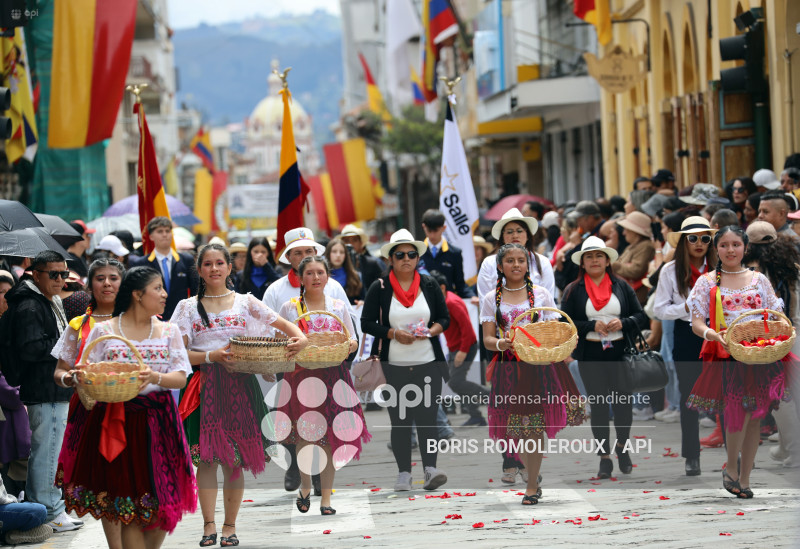 CUENCA-DESFILE ESTUDIANTIL-INDEPENDENCIA 205 AÑOS