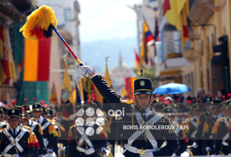 CUENCA-DESFILE ESTUDIANTIL-INDEPENDENCIA 205 AÑOS