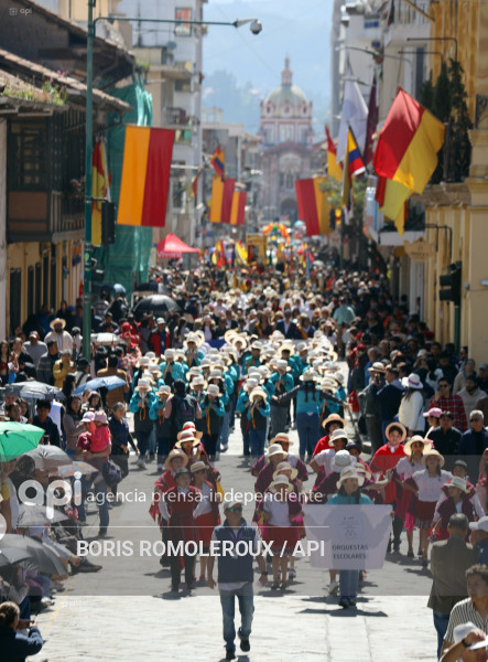 CUENCA-DESFILE ESTUDIANTIL-INDEPENDENCIA 205 AÑOS