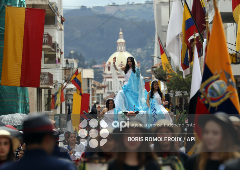 CUENCA-DESFILE ESTUDIANTIL-INDEPENDENCIA 205 AÑOS