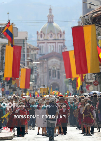 CUENCA-DESFILE ESTUDIANTIL-INDEPENDENCIA 205 AÑOS