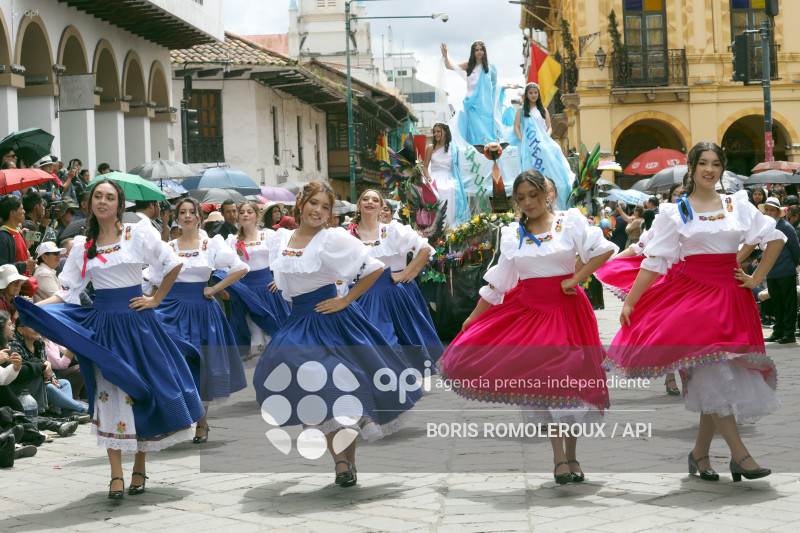 CUENCA-DESFILE ESTUDIANTIL-INDEPENDENCIA 205 AÑOS