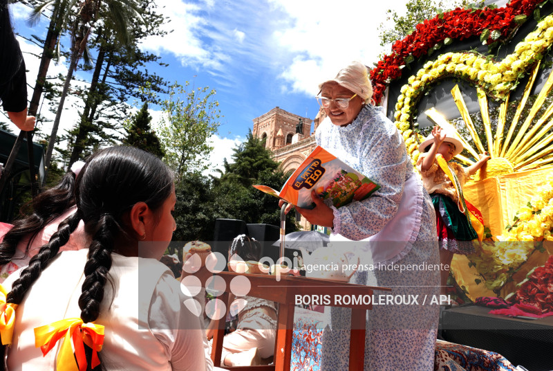 CUENCA-DESFILE ESTUDIANTIL-INDEPENDENCIA 205 AÑOS