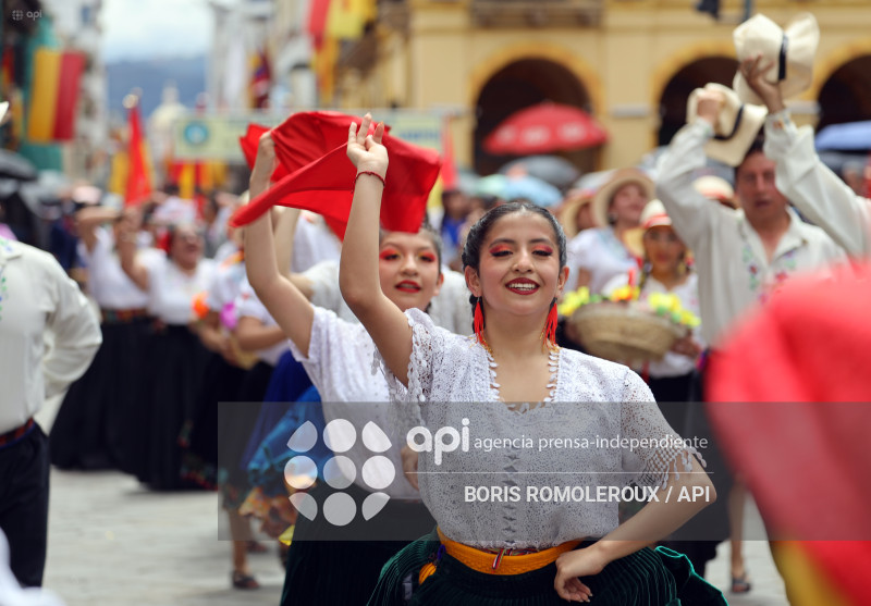CUENCA-DESFILE ESTUDIANTIL-INDEPENDENCIA 205 AÑOS