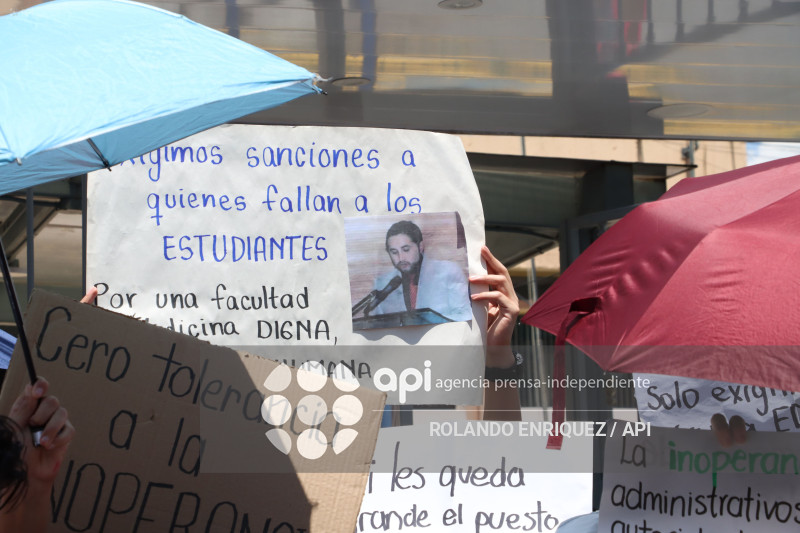 ESTUDIANTES MEDICINA DENUNCIAN