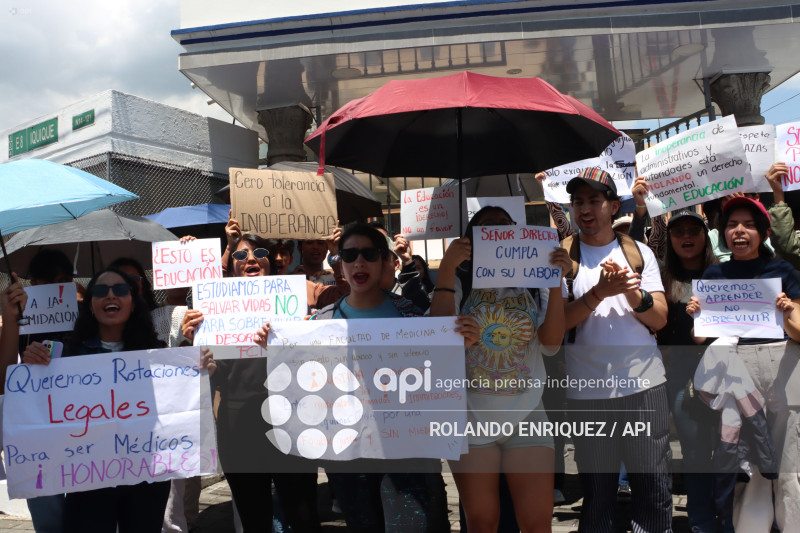 ESTUDIANTES MEDICINA DENUNCIAN