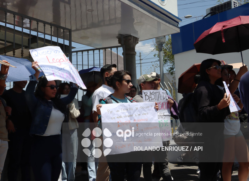 ESTUDIANTES MEDICINA DENUNCIAN