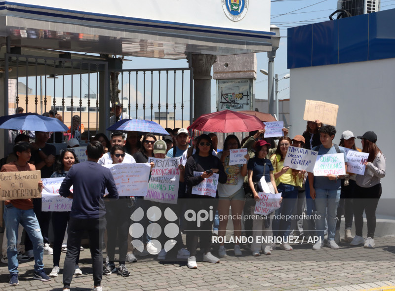 ESTUDIANTES MEDICINA DENUNCIAN