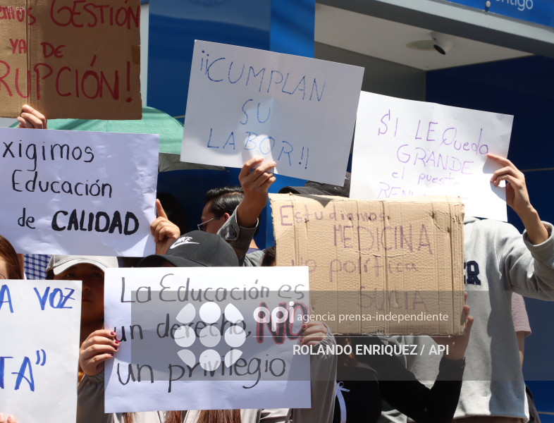 ESTUDIANTES MEDICINA DENUNCIAN