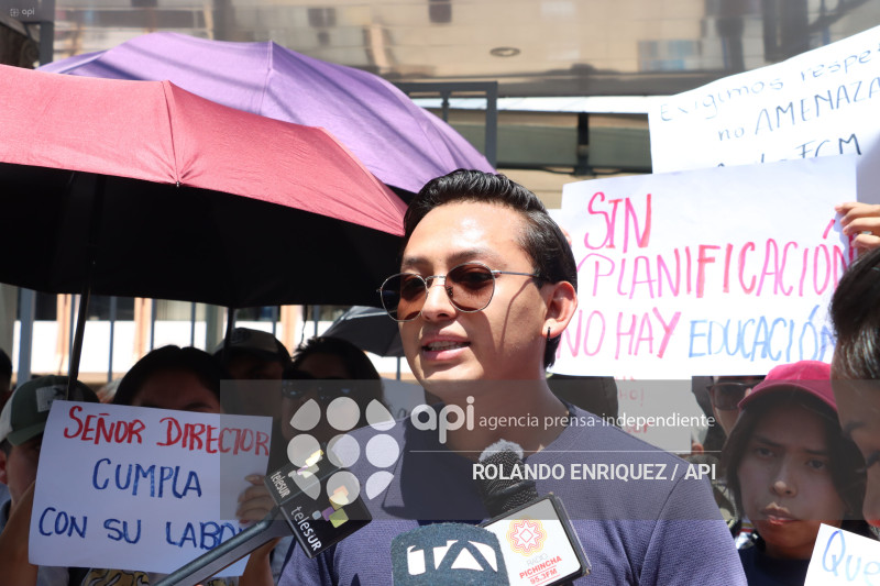 ESTUDIANTES MEDICINA DENUNCIAN