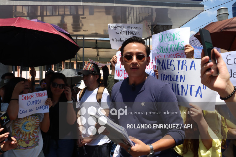 ESTUDIANTES MEDICINA DENUNCIAN