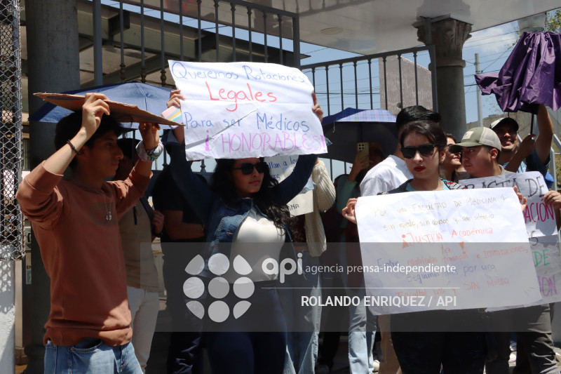 ESTUDIANTES MEDICINA DENUNCIAN