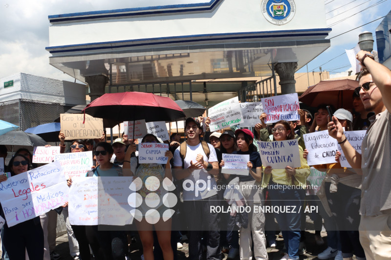ESTUDIANTES MEDICINA DENUNCIAN
