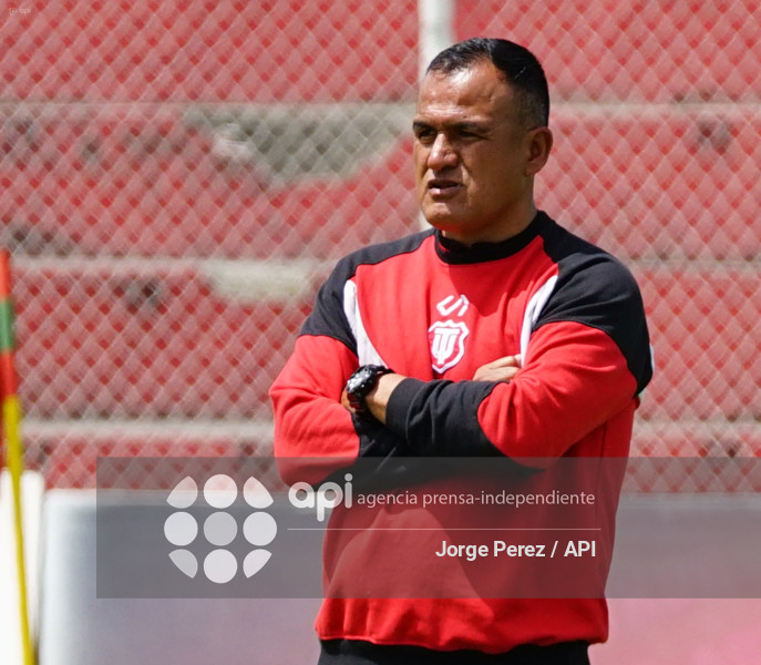 FBL LIGA ECUABET TECNICO VINO TINTO