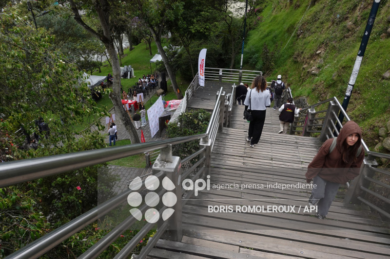 CUENCA-FIRMA CONTRATO-ESCALINATA CESAR DAVILA