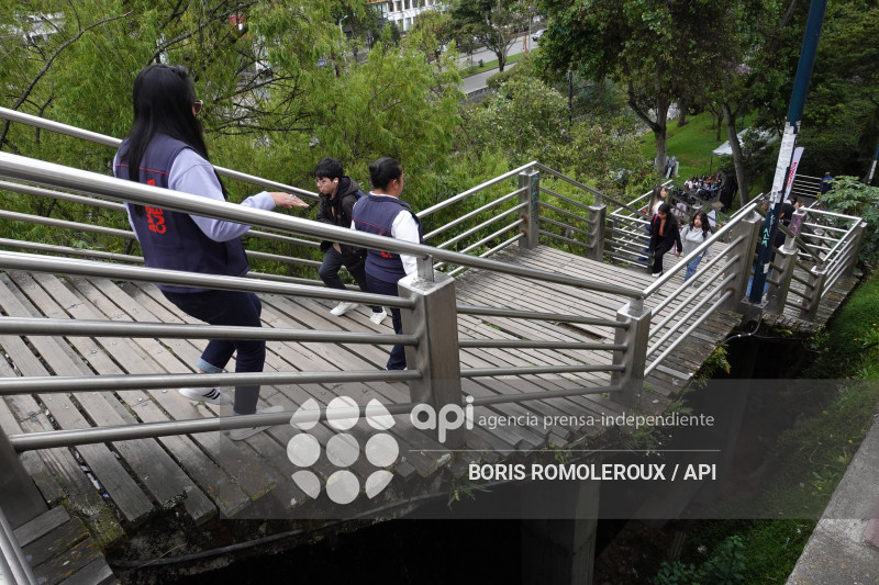 CUENCA-FIRMA CONTRATO-ESCALINATA CESAR DAVILA