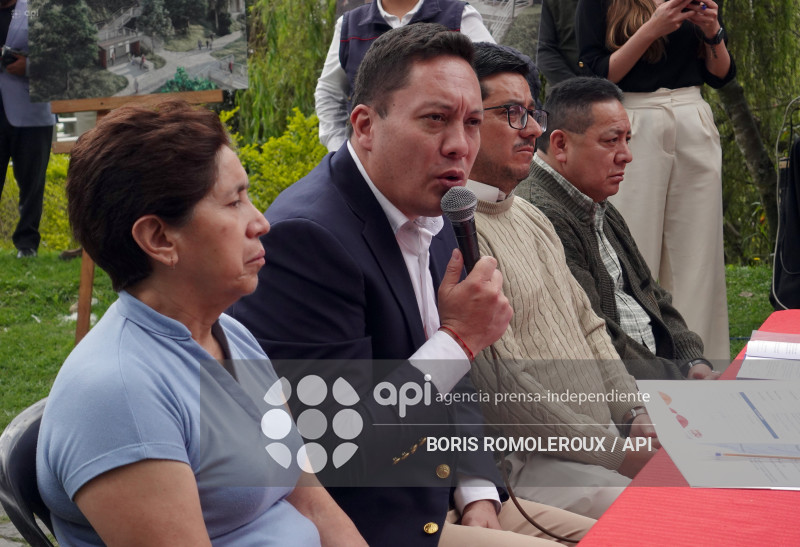 CUENCA-FIRMA CONTRATO-ESCALINATA CESAR DAVILA