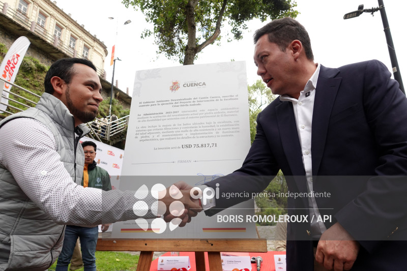 CUENCA-FIRMA CONTRATO-ESCALINATA CESAR DAVILA