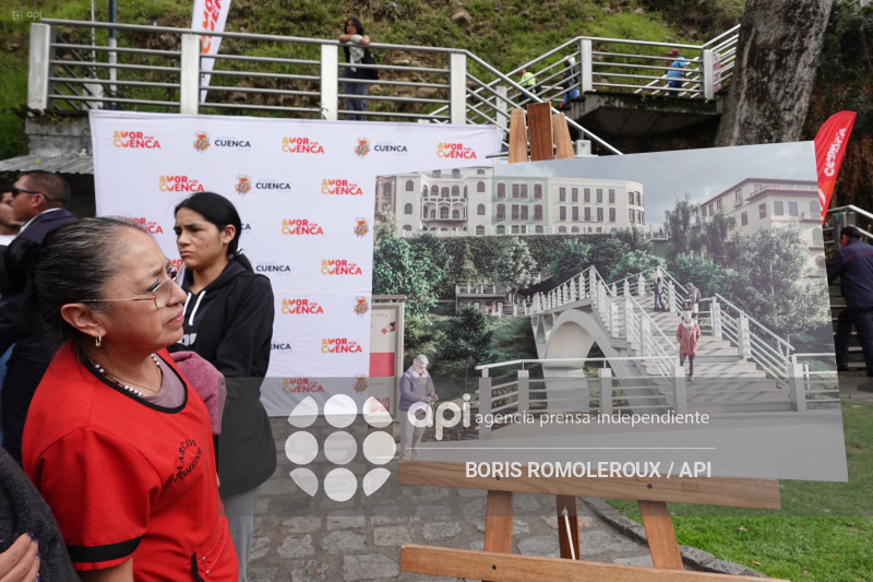 CUENCA-FIRMA CONTRATO-ESCALINATA CESAR DAVILA